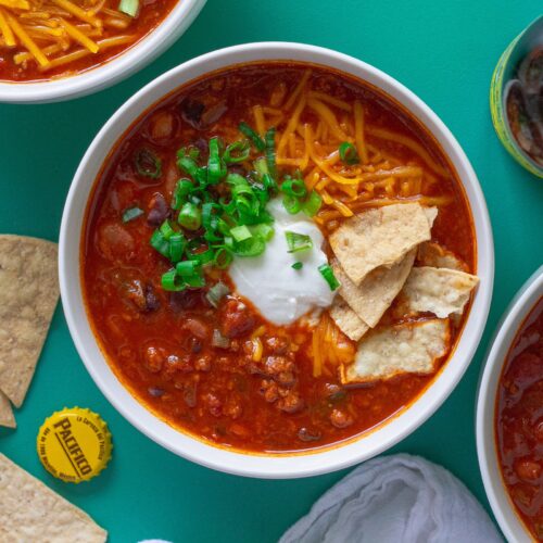 A beautifully plated serving of the best vegan chili, garnished with vibrant toppings. A tempting and hearty one-pot meal for any occasion.