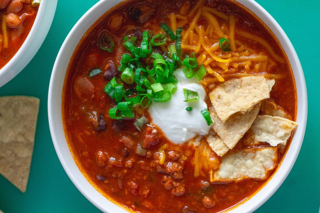 A beautifully plated serving of the best vegan chili, garnished with vibrant toppings. A tempting and hearty one-pot meal for any occasion.
