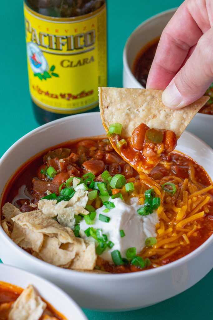 A beautifully plated serving of the best vegan chili, garnished with vibrant toppings. A tempting and hearty one-pot meal for any occasion.